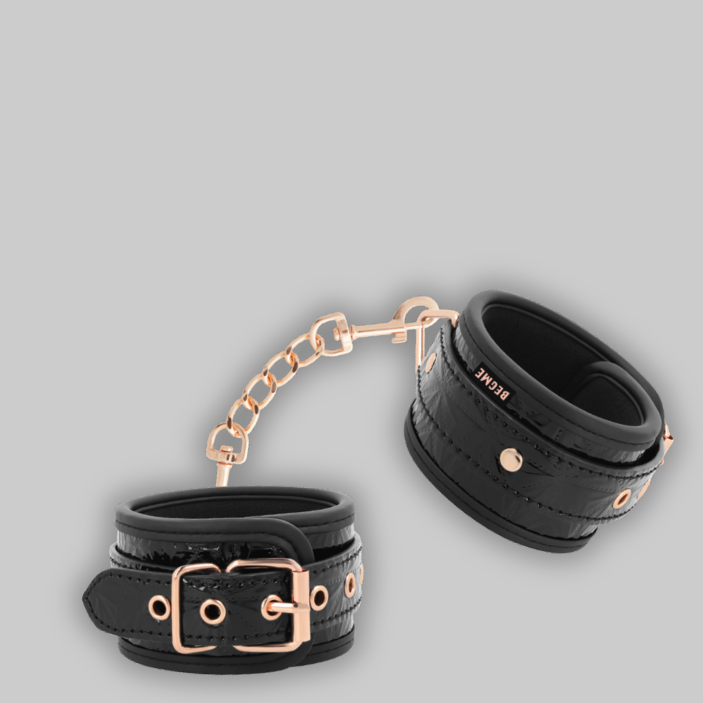 Fetišs un BDSM – pātagas, maskas, roku dzelži, mutes aizbāžņi un lateksa aksesuāri drošām un jutekliskām varas spēlēm | Erocity.lv